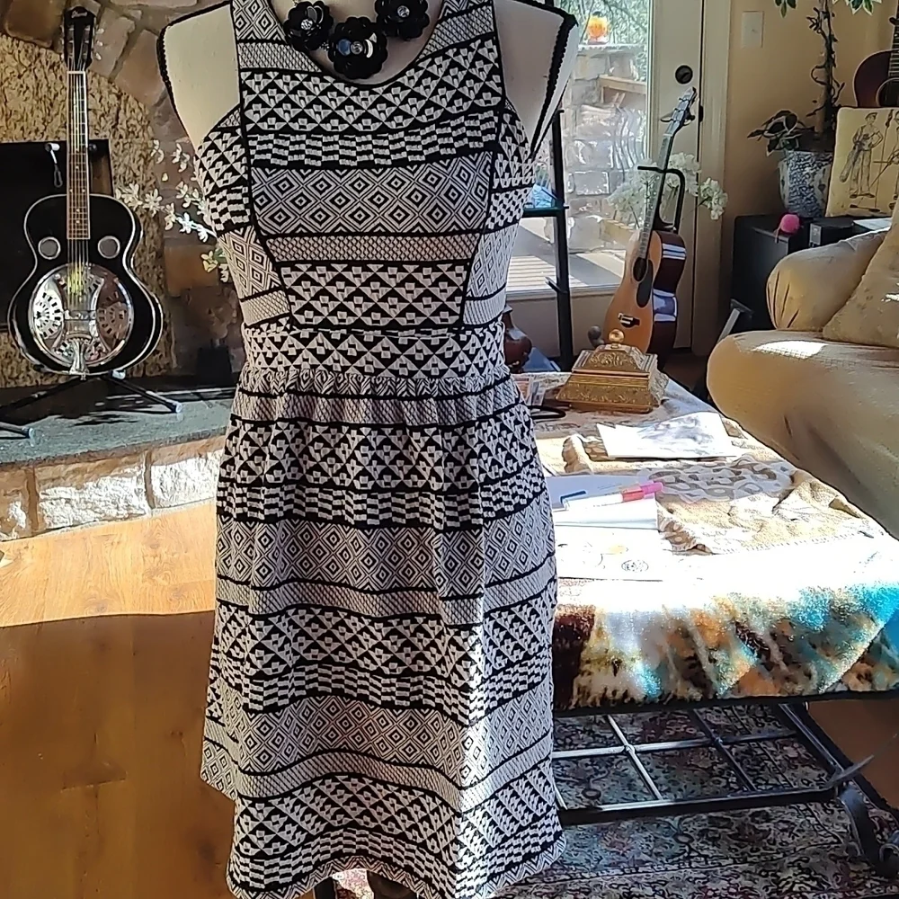 Black and White Ladies Dress Size S - Picture 3 of 5